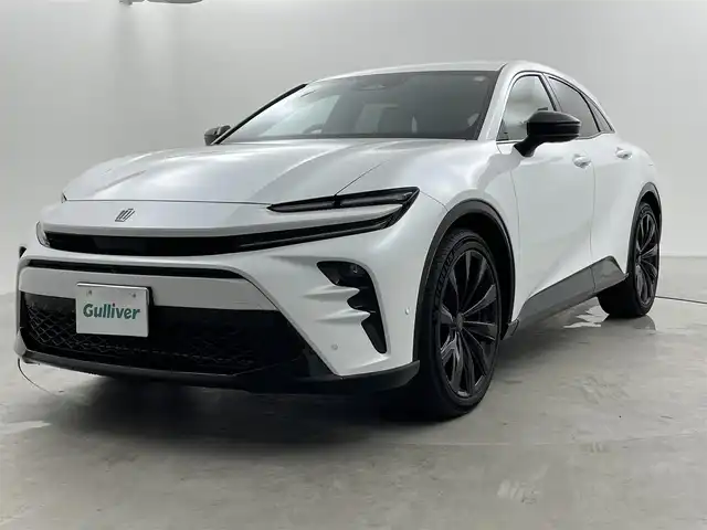 トヨタ クラウン スポーツ Z 福井県 2025(令7)年 0.5万km プレシャスホワイトパール 12.3インチ ディスプレイオーディオ（コネクティッドナビ対応）/フルセグTV/Bluetooth/Miracast/USB/AM/FM/トヨタチームメイト/全方位モニター/ToyotaSafetySense/・プリクラッシュセーフティ/・レーントレーシングアシスト/・レーンディパーチャーアラート/・レーダークルーズコントロール（全車速追従機能付）/・アダプティブハイビームシステム/・オートマチックハイビーム/・ロードサインアシスト/・ドライバー異常時対応システム/・プロアクティブドライビングアシスト/・発進遅れ告知機能：先行車・信号出遅れをサポート/・緊急時操舵支援（アクティブ操舵機能付）/・フロントクロストラフィックアラート/・レーンチェンジアシスト/ブラインドスポットモニター/電動メモリーシート/レザーシート /シートヒーター /エアシート/革巻きステアリング/ステアリングリモコン/ステアリングヒーター/ステアリングチルド機構/プッシュスタート /スペアキー/パワーバックドア /LED/フォグランプ/純正トノカバー/純正２１インチアルミホイール/純正フロアマット