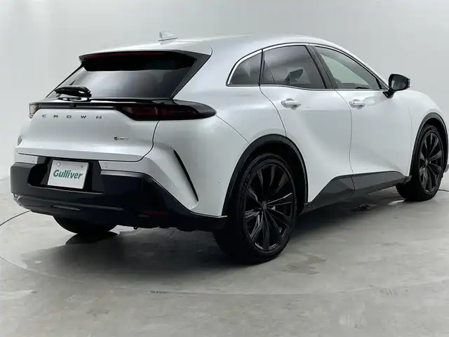 トヨタ クラウン スポーツ Z 福井県 2025(令7)年 0.5万km プレシャスホワイトパール 12.3インチ ディスプレイオーディオ（コネクティッドナビ対応）/フルセグTV/Bluetooth/Miracast/USB/AM/FM/トヨタチームメイト/全方位モニター/ToyotaSafetySense/・プリクラッシュセーフティ/・レーントレーシングアシスト/・レーンディパーチャーアラート/・レーダークルーズコントロール（全車速追従機能付）/・アダプティブハイビームシステム/・オートマチックハイビーム/・ロードサインアシスト/・ドライバー異常時対応システム/・プロアクティブドライビングアシスト/・発進遅れ告知機能：先行車・信号出遅れをサポート/・緊急時操舵支援（アクティブ操舵機能付）/・フロントクロストラフィックアラート/・レーンチェンジアシスト/ブラインドスポットモニター/電動メモリーシート/レザーシート /シートヒーター /エアシート/革巻きステアリング/ステアリングリモコン/ステアリングヒーター/ステアリングチルド機構/プッシュスタート /スペアキー/パワーバックドア /LED/フォグランプ/純正トノカバー/純正２１インチアルミホイール/純正フロアマット