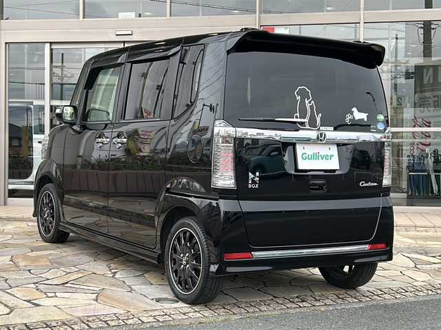 ホンダ Ｎ ＢＯＸ カスタム ターボ SSブラックSパッケージ 静岡県 2017(平29)年 8.2万km クリスタルブラックパール 純正SDナビ/・DVD/・CD/・Bluetooth/・AM/・FM/・ワンセグTV/・iPod/プリクラッシュ/・バックカメラ/・パドルシフト/・クルーズコントロール/・ステアリングリモコン/・両側パワースライドドア/・純正アルミホイール/・純正フロアマット/・キセノンライト/・オートライト/・レザーシート/・ヒートシーター/・プッシュスタート/・スマートキー/・スペアキー/・ETC/・ワンオーナー