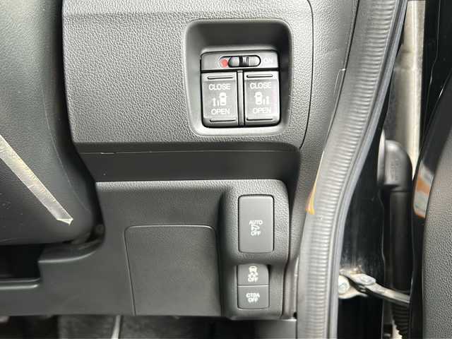ホンダ Ｎ ＢＯＸ カスタム ターボ SSブラックSパッケージ 静岡県 2017(平29)年 8.2万km クリスタルブラックパール 純正SDナビ/・DVD/・CD/・Bluetooth/・AM/・FM/・ワンセグTV/・iPod/プリクラッシュ/・バックカメラ/・パドルシフト/・クルーズコントロール/・ステアリングリモコン/・両側パワースライドドア/・純正アルミホイール/・純正フロアマット/・キセノンライト/・オートライト/・レザーシート/・ヒートシーター/・プッシュスタート/・スマートキー/・スペアキー/・ETC/・ワンオーナー
