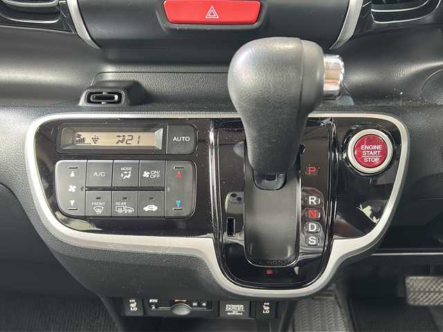 ホンダ Ｎ ＢＯＸ カスタム ターボ SSブラックSパッケージ 静岡県 2017(平29)年 8.2万km クリスタルブラックパール 純正SDナビ/・DVD/・CD/・Bluetooth/・AM/・FM/・ワンセグTV/・iPod/プリクラッシュ/・バックカメラ/・パドルシフト/・クルーズコントロール/・ステアリングリモコン/・両側パワースライドドア/・純正アルミホイール/・純正フロアマット/・キセノンライト/・オートライト/・レザーシート/・ヒートシーター/・プッシュスタート/・スマートキー/・スペアキー/・ETC/・ワンオーナー