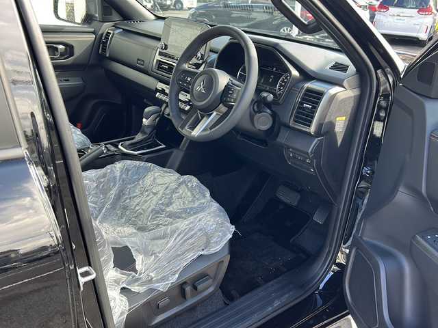 三菱 トライトン GSR 大阪府 2025(令7)年 0.1万km ダイヤモンドブラックマイカ 登録時169km 衝突軽減システム　純正ナビ　フルセグＴＶ　Ｂｌｕｅｔｏｏｔｈ　全方位カメラ　ハーフレザーシート　運転席パワーシート　前席シートヒーター　レーダークルーズコントロール　ステアリングヒーター　　後席サーキュレーター　ＢＳＭ　LEDヘッドライト フロアマット　プッシュスタート　スマートキー　スマートキー　取扱説明書　保証書　