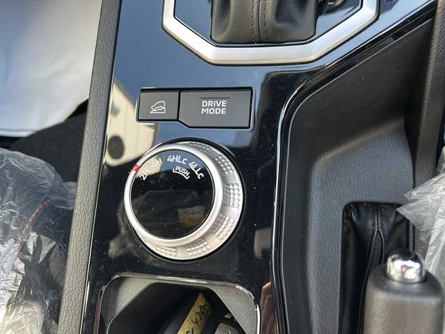 三菱 トライトン GSR 大阪府 2025(令7)年 0.1万km ダイヤモンドブラックマイカ 登録時169km 衝突軽減システム　純正ナビ　フルセグＴＶ　Ｂｌｕｅｔｏｏｔｈ　全方位カメラ　ハーフレザーシート　運転席パワーシート　前席シートヒーター　レーダークルーズコントロール　ステアリングヒーター　　後席サーキュレーター　ＢＳＭ　LEDヘッドライト フロアマット　プッシュスタート　スマートキー　スマートキー　取扱説明書　保証書　