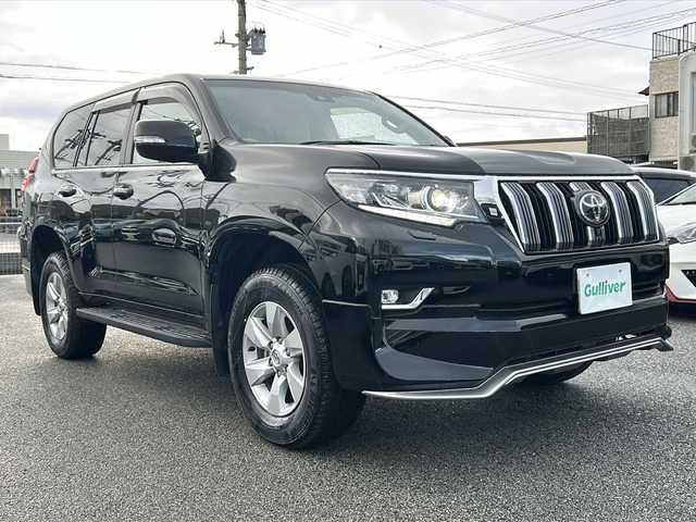 トヨタ ランドクルーザー プラド TX Lパッケージ 沖縄県 2023(令5)年 2万km ブラック 純正オプションエアロ【F・R】/サンルーフ/ベージュレザーシート/パノラミックビューカメラ/純正ディスプレイオーディオ/・ナビ/Bluetooth/前席パワーシート/前席シートヒーター/前席シートベンチレーション/スマートキー/トヨタセーフティーセンス/・プリクラッシュセーフティー/・レーンディパーチャーアラート/・パーキングサポートブレーキ/・ロードサインアシスト/・ブラインドスポットモニター/・アダプティブクルーズコントロール/前後コーナーセンサー/純正17インチアルミホイール/純正LEDヘッドライト/フォグランプ/ウッドコンビステアリング/ビルトインETC2.0/ドアバイザー/サイド＆カーテンエアバッグ/新車時保証書＆取扱説明書
