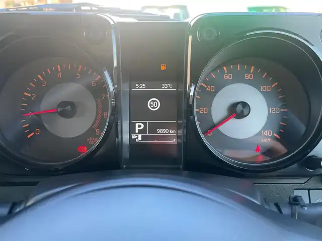 スズキ ジムニー XC 島根県 2024(令6)年 1万km ピュアホワイトP オーディオレス/４WDターボ/クルーズコントロール　/前席シートヒーター　/衝突軽減ブレーキ/レーンキープアシスト　/ダウンヒルアシストコントロール/純正LEDヘッドライト/オートライト/純正16インチアルミホイール/横滑り防止装置/盗難防止装置