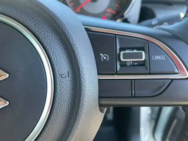 スズキ ジムニー XC 島根県 2024(令6)年 1万km ピュアホワイトP オーディオレス/４WDターボ/クルーズコントロール　/前席シートヒーター　/衝突軽減ブレーキ/レーンキープアシスト　/ダウンヒルアシストコントロール/純正LEDヘッドライト/オートライト/純正16インチアルミホイール/横滑り防止装置/盗難防止装置