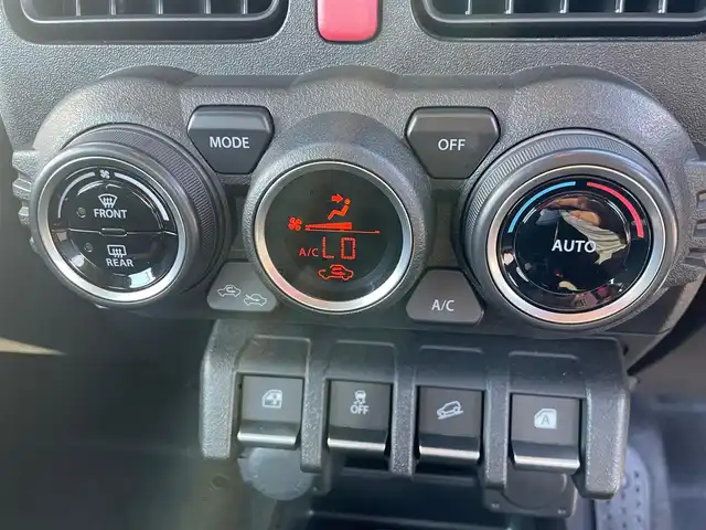 スズキ ジムニー XC 島根県 2024(令6)年 1万km ピュアホワイトP オーディオレス/４WDターボ/クルーズコントロール　/前席シートヒーター　/衝突軽減ブレーキ/レーンキープアシスト　/ダウンヒルアシストコントロール/純正LEDヘッドライト/オートライト/純正16インチアルミホイール/横滑り防止装置/盗難防止装置