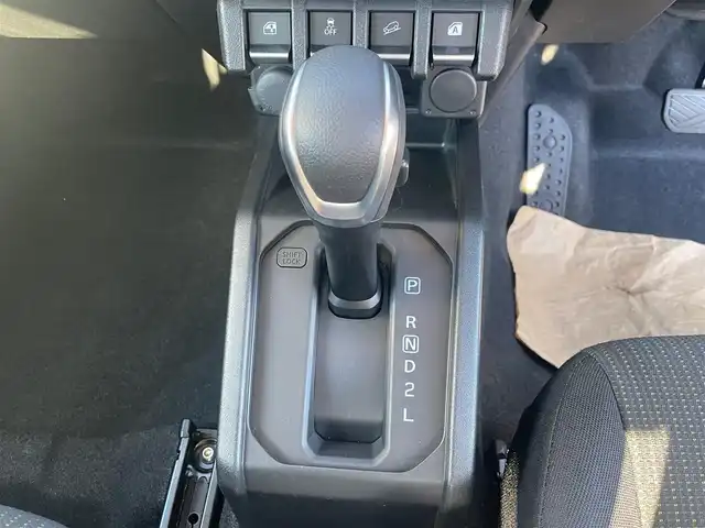 スズキ ジムニー XC 島根県 2024(令6)年 1万km ピュアホワイトP オーディオレス/４WDターボ/クルーズコントロール　/前席シートヒーター　/衝突軽減ブレーキ/レーンキープアシスト　/ダウンヒルアシストコントロール/純正LEDヘッドライト/オートライト/純正16インチアルミホイール/横滑り防止装置/盗難防止装置