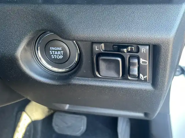 スズキ ジムニー XC 島根県 2024(令6)年 1万km ピュアホワイトP オーディオレス/４WDターボ/クルーズコントロール　/前席シートヒーター　/衝突軽減ブレーキ/レーンキープアシスト　/ダウンヒルアシストコントロール/純正LEDヘッドライト/オートライト/純正16インチアルミホイール/横滑り防止装置/盗難防止装置