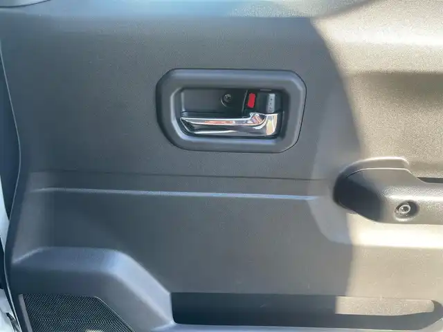 スズキ ジムニー XC 島根県 2024(令6)年 1万km ピュアホワイトP オーディオレス/４WDターボ/クルーズコントロール　/前席シートヒーター　/衝突軽減ブレーキ/レーンキープアシスト　/ダウンヒルアシストコントロール/純正LEDヘッドライト/オートライト/純正16インチアルミホイール/横滑り防止装置/盗難防止装置