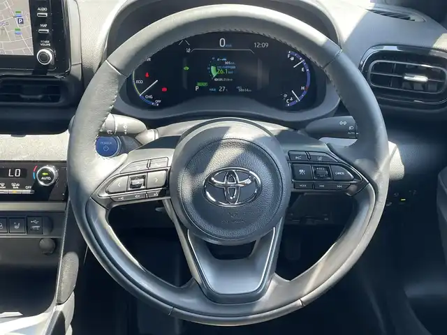 トヨタ ヤリスクロス ハイブリッド Z 道央・札幌 2023(令5)年 5.9万km ブラックマイカ ・４WD/・ワンオーナー/・ナビ機能付き純正８型ディスプレイオーディオ/・パノラミックビューモニター/・ドライブレコーダー付きインナーミラー/・トヨタセーフティセンス/・レーダークルーズ/・ブラインドスポットモニター/・ビルトインETC/・LEDヘッドライト/・アイドリングストップ/・ウィンカーミラー/・ドアバイザー/・プッシュスタート/・ハーフレザーシート/・シートヒーター/・ステアリングヒーター/・純正１８インチアルミホイール/・取扱説明書/・保証書/・スマートキー/・スペアキー