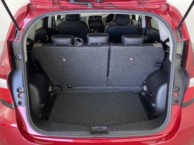 日産 ノート メダリスト X 鹿児島県 2019(平31)年 2.6万km ガーネットレッド 純正ナビ/（CD/DVD/BT/フルセグTV）/レーダークルーズコントロール/エマージェンシーブレーキ/アラウンドビューモニター/デジタルインナーミラー/ハーフレザーシート/アイドリングストップ/オートライト/スマートキー/プッシュスタート/ステアリングスイッチ/ドライブレコーダー/保証書、取説