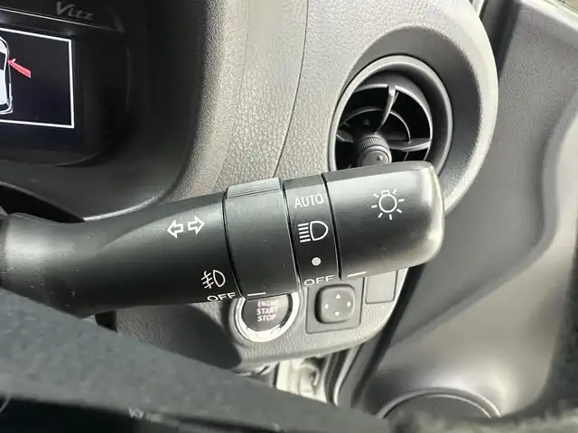 トヨタ ヴィッツ F 兵庫県 2017(平29)年 5.4万km シルバーM 純正ナビ（NSCD-W66）/（ワンセグ/AM/FM/CD/Bluetooth）/バックカメラ/ビルトインETC/LEDヘッドライト/フォグ/オートマチックハイビーム/純正マット・バイザー/ステアリングスイッチ/LKA/アイドリングストップ