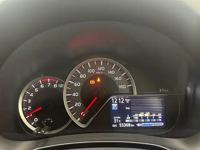 トヨタ ヴィッツ F 兵庫県 2017(平29)年 5.4万km シルバーM 純正ナビ（NSCD-W66）/（ワンセグ/AM/FM/CD/Bluetooth）/バックカメラ/ビルトインETC/LEDヘッドライト/フォグ/オートマチックハイビーム/純正マット・バイザー/ステアリングスイッチ/LKA/アイドリングストップ