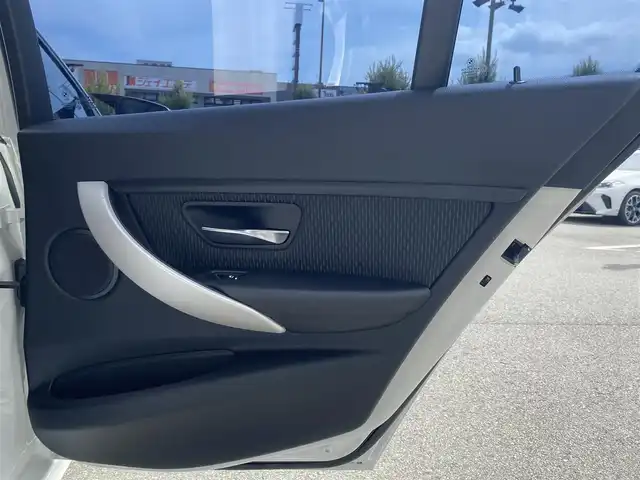 ＢＭＷ ３１８ｉ 福岡県 2017(平29)年 5.8万km アルピンホワイトⅢ ・クルーズコントロール/・純正ナビ/BT/USB/・バックカメラ/・ドライブレコーダー/・ETC/・純正18AW/・保証書/・取扱説明書/・スペアキー