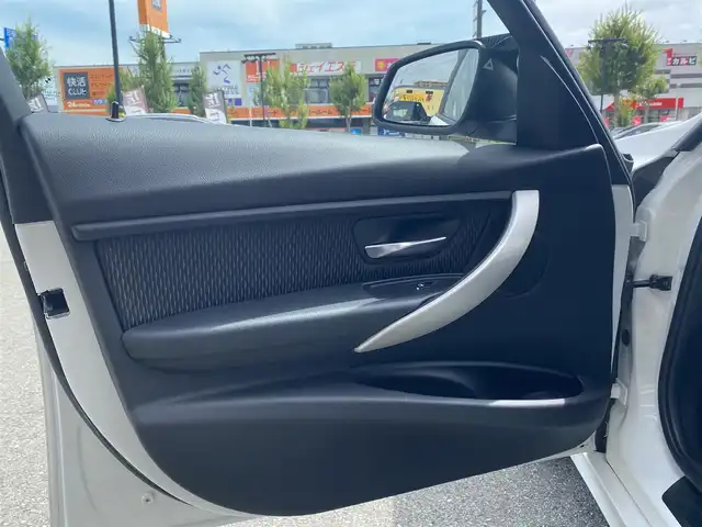ＢＭＷ ３１８ｉ 福岡県 2017(平29)年 5.8万km アルピンホワイトⅢ ・クルーズコントロール/・純正ナビ/BT/USB/・バックカメラ/・ドライブレコーダー/・ETC/・純正18AW/・保証書/・取扱説明書/・スペアキー