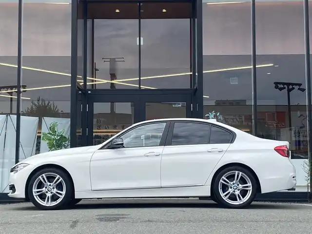 ＢＭＷ ３１８ｉ 福岡県 2017(平29)年 5.8万km アルピンホワイトⅢ ・クルーズコントロール/・純正ナビ/BT/USB/・バックカメラ/・ドライブレコーダー/・ETC/・純正18AW/・保証書/・取扱説明書/・スペアキー