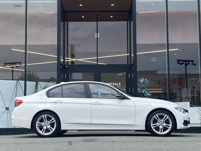 ＢＭＷ ３１８ｉ 福岡県 2017(平29)年 5.8万km アルピンホワイトⅢ ・クルーズコントロール/・純正ナビ/BT/USB/・バックカメラ/・ドライブレコーダー/・ETC/・純正18AW/・保証書/・取扱説明書/・スペアキー