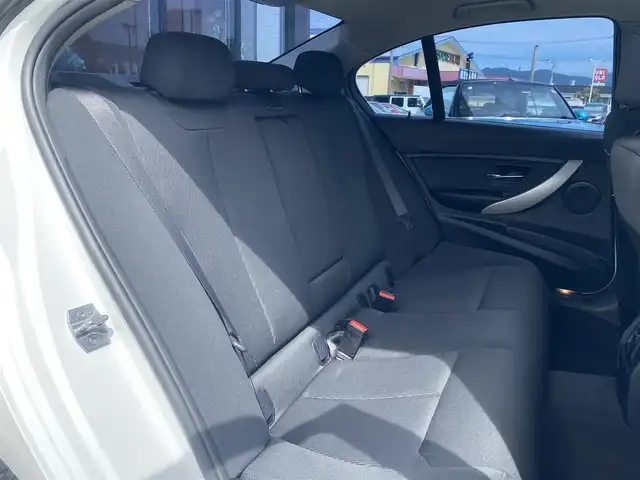 ＢＭＷ ３１８ｉ 福岡県 2017(平29)年 5.8万km アルピンホワイトⅢ ・クルーズコントロール/・純正ナビ/BT/USB/・バックカメラ/・ドライブレコーダー/・ETC/・純正18AW/・保証書/・取扱説明書/・スペアキー
