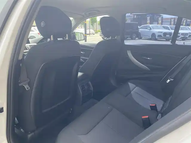 ＢＭＷ ３１８ｉ 福岡県 2017(平29)年 5.8万km アルピンホワイトⅢ ・クルーズコントロール/・純正ナビ/BT/USB/・バックカメラ/・ドライブレコーダー/・ETC/・純正18AW/・保証書/・取扱説明書/・スペアキー