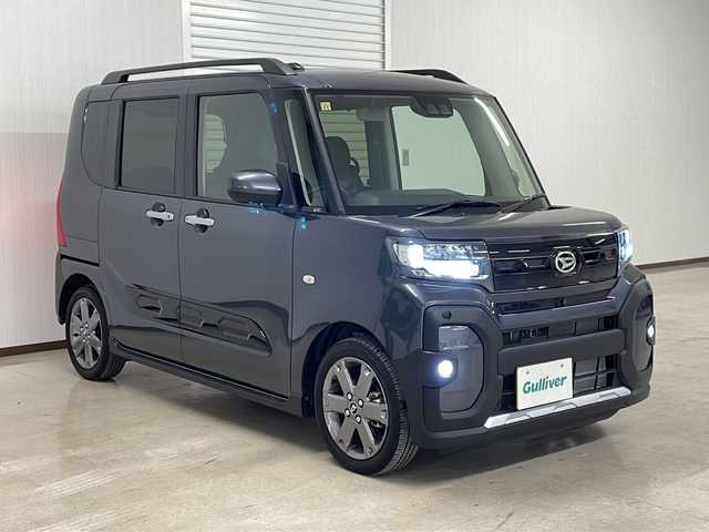 ダイハツ タント ファンクロスターボ 熊本県 2023(令5)年 0.6万km クロムグレーメタリック ディスプレイオーディオ（ＣＤ/ラジオ/ＵＳＢ）/全方位カメラ/両側パワースライドドア/前後コーナーセンサー/衝突軽減システム/横滑り防止装置/Ｄ・Ｎ席シートヒーター/先行車発進お知らせ機能/プッシュスタート/スマートキー×２/オートライト/純正フロアマット/ドアバイザー/純正15インチＡＷ