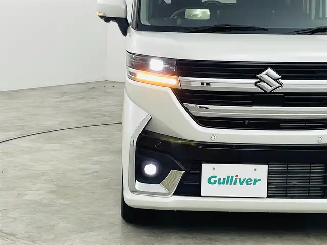 スズキ スペーシア カスタム HYBRID XS ターボ 福島県 2023(令5)年 0.1千km ピュアホワイトP スズキセーフティサポート/・衝突被害軽減ブレーキ/・誤発進抑制機能/・低速時ブレーキサポート/・先行車発進お知らせ機能/・標識認識機能/・車線逸脱警報装置/・電子パーキング/・オートブレーキホールド/アダプティブクルーズコントロール/純正ナビゲーション/・型番：NVF-0239zs03/・AppleCarPlay/AndroidAuto/・フルセグTV/BT/FM/AM/CD/DVD/・バックカメラ/・アラウンドビューモニター/革巻きステアリング/・ステアリングスイッチ/・パドルシフト/・ステアリングヒーター/ハーフレザーシート/・シートヒーター/・ベンチシート/USB充電ポート/プッシュスタート/・スマートキー/電動格納ミラー/・ウィンカーミラー/・オートミラー/LEDヘッドライト/・オートライト/・フォグランプ/純正フロアマット/純正15インチAW