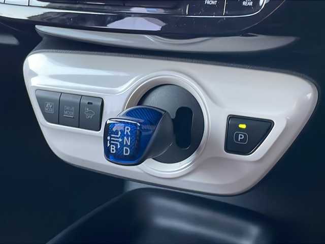 トヨタ プリウス S 山口県 2016(平28)年 12.2万km ライトベージュM (株)IDOMが運営する【じしゃロン宇部店】の自社ローン専用車両になります。こちらは現金またはオートローンご利用時の価格です。自社ローンご希望の方は別途その旨お申付け下さい。/純正ナビ/バックカメラ/ＥＴＣ/プッシュスタート/ＬＥＤヘッドライト/ドライブレコーダー/オートマチックハイビーム/オートライト/純正フロアマット/クルーズコントロール