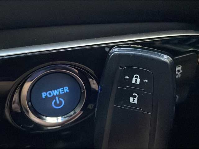 トヨタ プリウス S 山口県 2016(平28)年 12.2万km ライトベージュM (株)IDOMが運営する【じしゃロン宇部店】の自社ローン専用車両になります。こちらは現金またはオートローンご利用時の価格です。自社ローンご希望の方は別途その旨お申付け下さい。/純正ナビ/バックカメラ/ＥＴＣ/プッシュスタート/ＬＥＤヘッドライト/ドライブレコーダー/オートマチックハイビーム/オートライト/純正フロアマット/クルーズコントロール