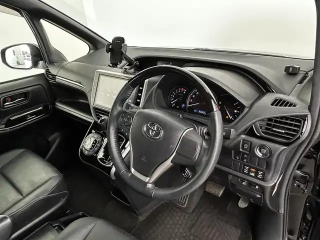 トヨタ エスクァイア Gi 大分県 2018(平30)年 3.1万km ブラック 純正10インチナビ/（NSZT-Z66T）/CD/DVD/BT/フルセグ/純正フリップダウンモニター/バックカメラ/シートヒーター（D/N）/ETC2.0 /ドラレコ前後/レザーシート/両側パワースライド/プッシュスタート/スマートキー/オートクルーズコントロール/トヨタセーフティーセンス/・衝突軽減ブレーキ/・レーンキープアシスト/・オートハイビーム