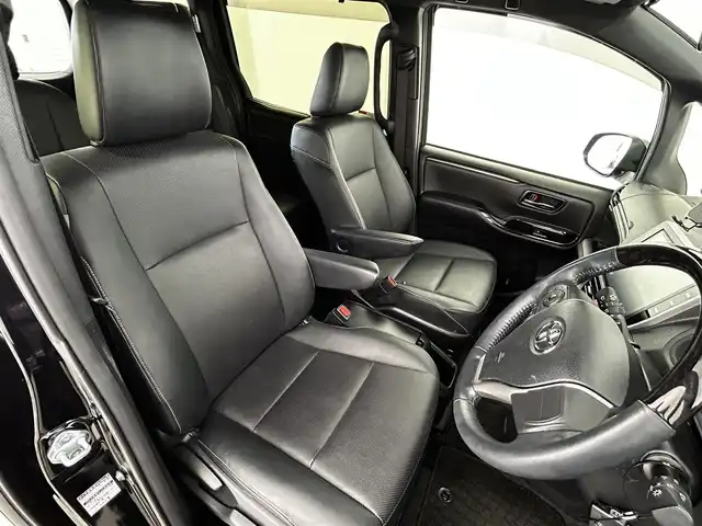 トヨタ エスクァイア Gi 大分県 2018(平30)年 3.1万km ブラック 純正10インチナビ/（NSZT-Z66T）/CD/DVD/BT/フルセグ/純正フリップダウンモニター/バックカメラ/シートヒーター（D/N）/ETC2.0 /ドラレコ前後/レザーシート/両側パワースライド/プッシュスタート/スマートキー/オートクルーズコントロール/トヨタセーフティーセンス/・衝突軽減ブレーキ/・レーンキープアシスト/・オートハイビーム