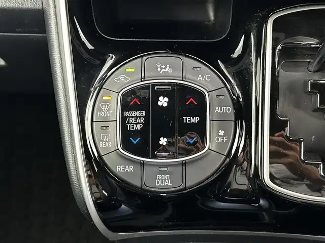 トヨタ エスクァイア Gi 大分県 2018(平30)年 3.1万km ブラック 純正10インチナビ/（NSZT-Z66T）/CD/DVD/BT/フルセグ/純正フリップダウンモニター/バックカメラ/シートヒーター（D/N）/ETC2.0 /ドラレコ前後/レザーシート/両側パワースライド/プッシュスタート/スマートキー/オートクルーズコントロール/トヨタセーフティーセンス/・衝突軽減ブレーキ/・レーンキープアシスト/・オートハイビーム