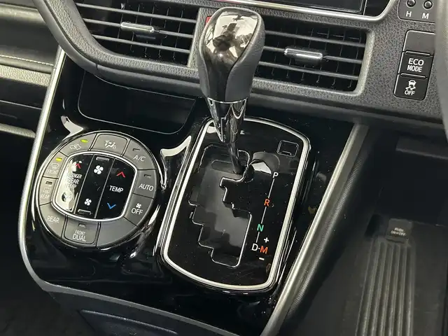 トヨタ エスクァイア Gi 大分県 2018(平30)年 3.1万km ブラック 純正10インチナビ/（NSZT-Z66T）/CD/DVD/BT/フルセグ/純正フリップダウンモニター/バックカメラ/シートヒーター（D/N）/ETC2.0 /ドラレコ前後/レザーシート/両側パワースライド/プッシュスタート/スマートキー/オートクルーズコントロール/トヨタセーフティーセンス/・衝突軽減ブレーキ/・レーンキープアシスト/・オートハイビーム