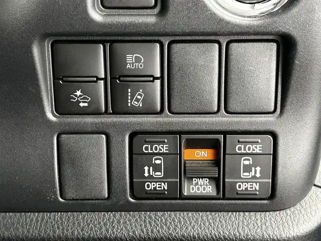 トヨタ エスクァイア Gi 大分県 2018(平30)年 3.1万km ブラック 純正10インチナビ/（NSZT-Z66T）/CD/DVD/BT/フルセグ/純正フリップダウンモニター/バックカメラ/シートヒーター（D/N）/ETC2.0 /ドラレコ前後/レザーシート/両側パワースライド/プッシュスタート/スマートキー/オートクルーズコントロール/トヨタセーフティーセンス/・衝突軽減ブレーキ/・レーンキープアシスト/・オートハイビーム