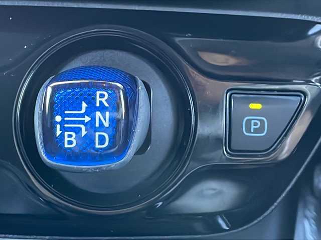 トヨタ プリウス A ツーリングセレクション 香川県 2020(令2)年 5.7万km アティチュードブラックマイカ Toyota Safety Sense P/・プリクラッシュセーフティシステム（歩行者検知機能付衝突回避支援タイプ）/・レーンディパーチャーアラート（ステアリング制御機能付）/・オートマチックハイビーム/・レーダークルーズコントロール/純正９インチメモリナビ/アドバンストパーク/バックカメラ/クリアランスソナー/社外エアロ（フロント・サイド・リアアンダー）/純正17インチアルミホイール/ETC2.0/パーキングサポートブレーキ/エンジンスターター/ブラインドスポットモニター/ナビレディパッケージ/RCTA（リヤクロストラフィックアラート）/ふらつき検知/ISOFIX/LEDヘッドライト/LEDフォグランプ/運転席パワーシート/前席ヒートシーター/前席エアシート/プッシュスタート/スマートキー/ステアリングリモコン/ウィンカーミラー/純正フロアマット/純正ドアバイザー/純正トノカバー