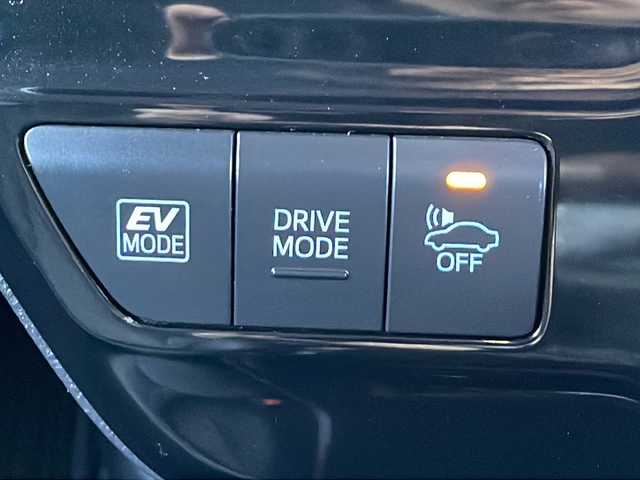 トヨタ プリウス A ツーリングセレクション 香川県 2020(令2)年 5.7万km アティチュードブラックマイカ Toyota Safety Sense P/・プリクラッシュセーフティシステム（歩行者検知機能付衝突回避支援タイプ）/・レーンディパーチャーアラート（ステアリング制御機能付）/・オートマチックハイビーム/・レーダークルーズコントロール/純正９インチメモリナビ/アドバンストパーク/バックカメラ/クリアランスソナー/社外エアロ（フロント・サイド・リアアンダー）/純正17インチアルミホイール/ETC2.0/パーキングサポートブレーキ/エンジンスターター/ブラインドスポットモニター/ナビレディパッケージ/RCTA（リヤクロストラフィックアラート）/ふらつき検知/ISOFIX/LEDヘッドライト/LEDフォグランプ/運転席パワーシート/前席ヒートシーター/前席エアシート/プッシュスタート/スマートキー/ステアリングリモコン/ウィンカーミラー/純正フロアマット/純正ドアバイザー/純正トノカバー