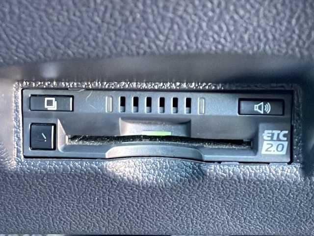 トヨタ プリウス A ツーリングセレクション 香川県 2020(令2)年 5.7万km アティチュードブラックマイカ Toyota Safety Sense P/・プリクラッシュセーフティシステム（歩行者検知機能付衝突回避支援タイプ）/・レーンディパーチャーアラート（ステアリング制御機能付）/・オートマチックハイビーム/・レーダークルーズコントロール/純正９インチメモリナビ/アドバンストパーク/バックカメラ/クリアランスソナー/社外エアロ（フロント・サイド・リアアンダー）/純正17インチアルミホイール/ETC2.0/パーキングサポートブレーキ/エンジンスターター/ブラインドスポットモニター/ナビレディパッケージ/RCTA（リヤクロストラフィックアラート）/ふらつき検知/ISOFIX/LEDヘッドライト/LEDフォグランプ/運転席パワーシート/前席ヒートシーター/前席エアシート/プッシュスタート/スマートキー/ステアリングリモコン/ウィンカーミラー/純正フロアマット/純正ドアバイザー/純正トノカバー