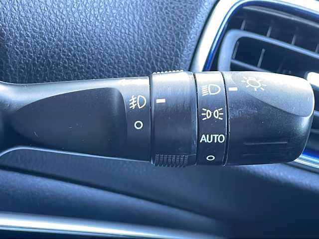 トヨタ プリウス A ツーリングセレクション 香川県 2020(令2)年 5.7万km アティチュードブラックマイカ Toyota Safety Sense P/・プリクラッシュセーフティシステム（歩行者検知機能付衝突回避支援タイプ）/・レーンディパーチャーアラート（ステアリング制御機能付）/・オートマチックハイビーム/・レーダークルーズコントロール/純正９インチメモリナビ/アドバンストパーク/バックカメラ/クリアランスソナー/社外エアロ（フロント・サイド・リアアンダー）/純正17インチアルミホイール/ETC2.0/パーキングサポートブレーキ/エンジンスターター/ブラインドスポットモニター/ナビレディパッケージ/RCTA（リヤクロストラフィックアラート）/ふらつき検知/ISOFIX/LEDヘッドライト/LEDフォグランプ/運転席パワーシート/前席ヒートシーター/前席エアシート/プッシュスタート/スマートキー/ステアリングリモコン/ウィンカーミラー/純正フロアマット/純正ドアバイザー/純正トノカバー