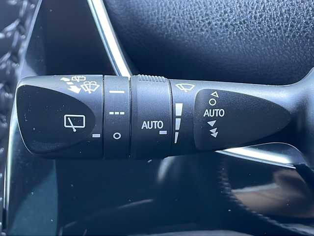 トヨタ プリウス A ツーリングセレクション 香川県 2020(令2)年 5.7万km アティチュードブラックマイカ Toyota Safety Sense P/・プリクラッシュセーフティシステム（歩行者検知機能付衝突回避支援タイプ）/・レーンディパーチャーアラート（ステアリング制御機能付）/・オートマチックハイビーム/・レーダークルーズコントロール/純正９インチメモリナビ/アドバンストパーク/バックカメラ/クリアランスソナー/社外エアロ（フロント・サイド・リアアンダー）/純正17インチアルミホイール/ETC2.0/パーキングサポートブレーキ/エンジンスターター/ブラインドスポットモニター/ナビレディパッケージ/RCTA（リヤクロストラフィックアラート）/ふらつき検知/ISOFIX/LEDヘッドライト/LEDフォグランプ/運転席パワーシート/前席ヒートシーター/前席エアシート/プッシュスタート/スマートキー/ステアリングリモコン/ウィンカーミラー/純正フロアマット/純正ドアバイザー/純正トノカバー