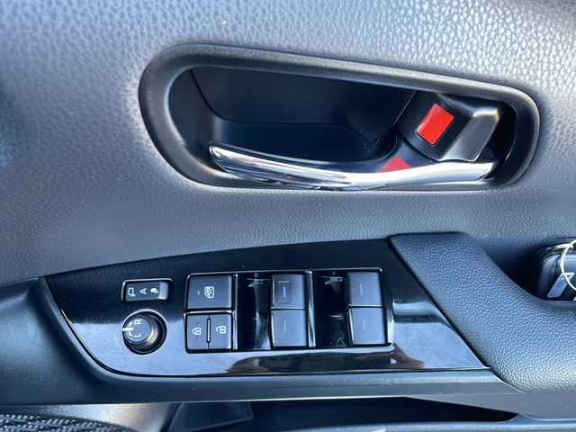 トヨタ プリウス A ツーリングセレクション 香川県 2020(令2)年 5.7万km アティチュードブラックマイカ Toyota Safety Sense P/・プリクラッシュセーフティシステム（歩行者検知機能付衝突回避支援タイプ）/・レーンディパーチャーアラート（ステアリング制御機能付）/・オートマチックハイビーム/・レーダークルーズコントロール/純正９インチメモリナビ/アドバンストパーク/バックカメラ/クリアランスソナー/社外エアロ（フロント・サイド・リアアンダー）/純正17インチアルミホイール/ETC2.0/パーキングサポートブレーキ/エンジンスターター/ブラインドスポットモニター/ナビレディパッケージ/RCTA（リヤクロストラフィックアラート）/ふらつき検知/ISOFIX/LEDヘッドライト/LEDフォグランプ/運転席パワーシート/前席ヒートシーター/前席エアシート/プッシュスタート/スマートキー/ステアリングリモコン/ウィンカーミラー/純正フロアマット/純正ドアバイザー/純正トノカバー