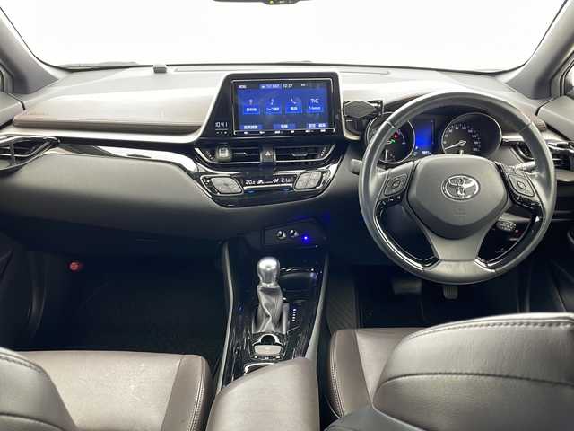 トヨタ Ｃ－ＨＲ G 千葉県 2018(平30)年 5.8万km ホワイトパールクリスタルシャイン 純正ナビ（NSZTY６８T）【フルセグTV/DVD/CD/ BT/SD/FM/AM】/レーンディパーチャーアラート/プリクラッシュセーフティ/ブラインドスポットモニター/クリアランスソナー/レーダークルーズコントロール/オートホールド/オートハイビーム/ビルトインＥＴＣ2.0/バックカメラ/前席シートヒーター/ハーフレザーシート/ステアリングスイッチ/フォグランプ/LEDヘッドライト/オートライト/ドライブレコーダー/純正ドアバイザー/純正フロアマット/純正１８インチアルミホイール/スペアキー１本