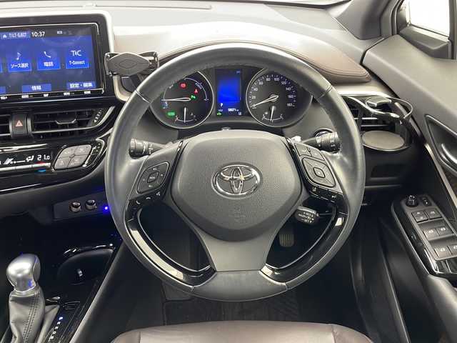 トヨタ Ｃ－ＨＲ G 千葉県 2018(平30)年 5.8万km ホワイトパールクリスタルシャイン 純正ナビ（NSZTY６８T）【フルセグTV/DVD/CD/ BT/SD/FM/AM】/レーンディパーチャーアラート/プリクラッシュセーフティ/ブラインドスポットモニター/クリアランスソナー/レーダークルーズコントロール/オートホールド/オートハイビーム/ビルトインＥＴＣ2.0/バックカメラ/前席シートヒーター/ハーフレザーシート/ステアリングスイッチ/フォグランプ/LEDヘッドライト/オートライト/ドライブレコーダー/純正ドアバイザー/純正フロアマット/純正１８インチアルミホイール/スペアキー１本