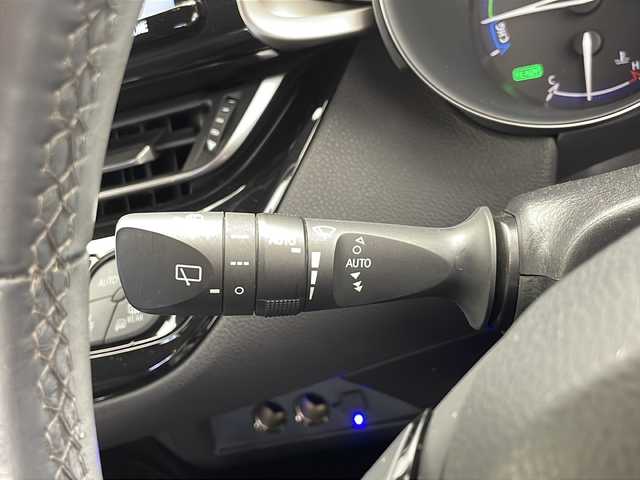 トヨタ Ｃ－ＨＲ G 千葉県 2018(平30)年 5.8万km ホワイトパールクリスタルシャイン 純正ナビ（NSZTY６８T）【フルセグTV/DVD/CD/ BT/SD/FM/AM】/レーンディパーチャーアラート/プリクラッシュセーフティ/ブラインドスポットモニター/クリアランスソナー/レーダークルーズコントロール/オートホールド/オートハイビーム/ビルトインＥＴＣ2.0/バックカメラ/前席シートヒーター/ハーフレザーシート/ステアリングスイッチ/フォグランプ/LEDヘッドライト/オートライト/ドライブレコーダー/純正ドアバイザー/純正フロアマット/純正１８インチアルミホイール/スペアキー１本