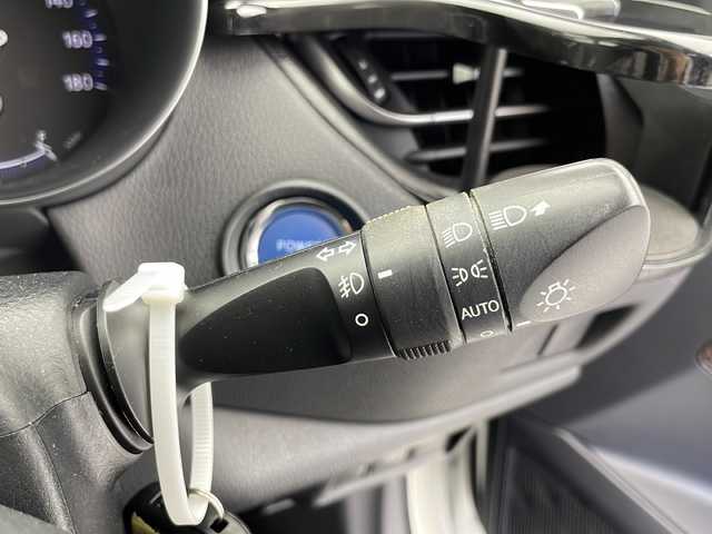 トヨタ Ｃ－ＨＲ G 千葉県 2018(平30)年 5.8万km ホワイトパールクリスタルシャイン 純正ナビ（NSZTY６８T）【フルセグTV/DVD/CD/ BT/SD/FM/AM】/レーンディパーチャーアラート/プリクラッシュセーフティ/ブラインドスポットモニター/クリアランスソナー/レーダークルーズコントロール/オートホールド/オートハイビーム/ビルトインＥＴＣ2.0/バックカメラ/前席シートヒーター/ハーフレザーシート/ステアリングスイッチ/フォグランプ/LEDヘッドライト/オートライト/ドライブレコーダー/純正ドアバイザー/純正フロアマット/純正１８インチアルミホイール/スペアキー１本