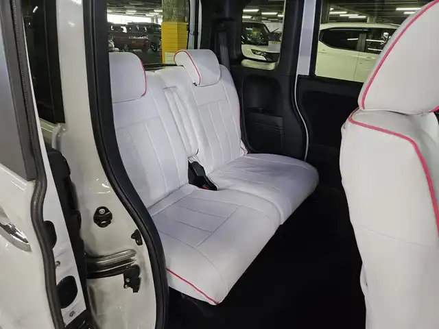 ホンダ Ｎ ＢＯＸ カスタム G L ターボ ホンダセンシング 愛媛県 2018(平30)年 4.2万km プラチナホワイトパール 〇純正８インチナビ/〇フルセグTV/〇バックカメラ/〇フリップダウンモニター/〇ビルトインETC/〇ドライブレコーダー/〇パワースライドドア（両側）/〇ホンダセンシング/・衝突軽減ブレーキ/・誤発進抑制機能/・アダプティブクルーズコントロール/〇LEDヘッドランプ/〇オートライト/〇純正15インチアルミ/〇オートエアコン/〇革巻きステアリング/〇パドルシフト/〇ステアリングスイッチ/〇合皮/ファブリックコンビシート/〇シートカバー取付け/〇スマートキーシステム/〇ターボ/〇禁煙車
