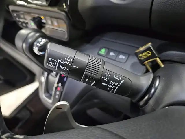 ホンダ Ｎ ＢＯＸ カスタム G L ターボ ホンダセンシング 愛媛県 2018(平30)年 4.2万km プラチナホワイトパール 〇純正８インチナビ/〇フルセグTV/〇バックカメラ/〇フリップダウンモニター/〇ビルトインETC/〇ドライブレコーダー/〇パワースライドドア（両側）/〇ホンダセンシング/・衝突軽減ブレーキ/・誤発進抑制機能/・アダプティブクルーズコントロール/〇LEDヘッドランプ/〇オートライト/〇純正15インチアルミ/〇オートエアコン/〇革巻きステアリング/〇パドルシフト/〇ステアリングスイッチ/〇合皮/ファブリックコンビシート/〇シートカバー取付け/〇スマートキーシステム/〇ターボ/〇禁煙車
