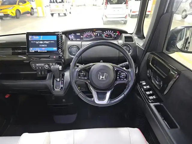 ホンダ Ｎ ＢＯＸ カスタム G L ターボ ホンダセンシング 愛媛県 2018(平30)年 4.2万km プラチナホワイトパール 〇純正８インチナビ/〇フルセグTV/〇バックカメラ/〇フリップダウンモニター/〇ビルトインETC/〇ドライブレコーダー/〇パワースライドドア（両側）/〇ホンダセンシング/・衝突軽減ブレーキ/・誤発進抑制機能/・アダプティブクルーズコントロール/〇LEDヘッドランプ/〇オートライト/〇純正15インチアルミ/〇オートエアコン/〇革巻きステアリング/〇パドルシフト/〇ステアリングスイッチ/〇合皮/ファブリックコンビシート/〇シートカバー取付け/〇スマートキーシステム/〇ターボ/〇禁煙車