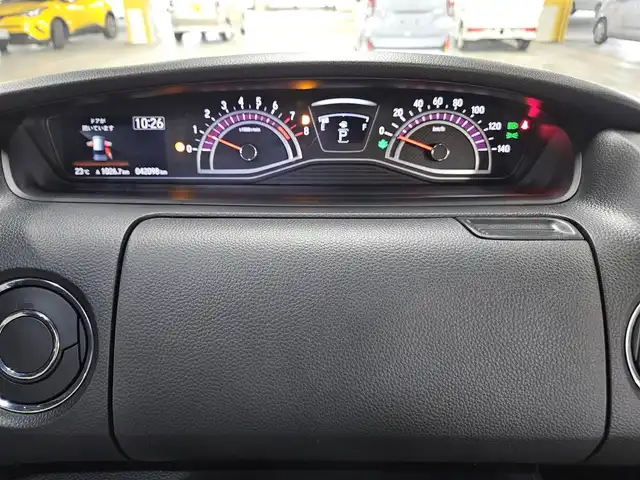 ホンダ Ｎ ＢＯＸ カスタム G L ターボ ホンダセンシング 愛媛県 2018(平30)年 4.2万km プラチナホワイトパール 〇純正８インチナビ/〇フルセグTV/〇バックカメラ/〇フリップダウンモニター/〇ビルトインETC/〇ドライブレコーダー/〇パワースライドドア（両側）/〇ホンダセンシング/・衝突軽減ブレーキ/・誤発進抑制機能/・アダプティブクルーズコントロール/〇LEDヘッドランプ/〇オートライト/〇純正15インチアルミ/〇オートエアコン/〇革巻きステアリング/〇パドルシフト/〇ステアリングスイッチ/〇合皮/ファブリックコンビシート/〇シートカバー取付け/〇スマートキーシステム/〇ターボ/〇禁煙車