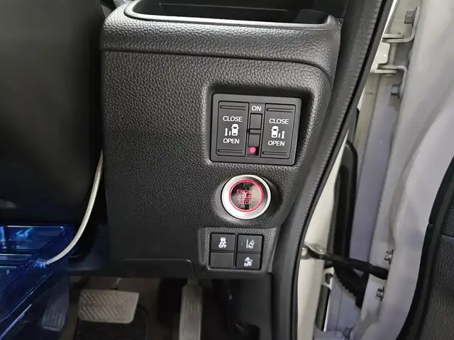 ホンダ Ｎ ＢＯＸ カスタム G L ターボ ホンダセンシング 愛媛県 2018(平30)年 4.2万km プラチナホワイトパール 〇純正８インチナビ/〇フルセグTV/〇バックカメラ/〇フリップダウンモニター/〇ビルトインETC/〇ドライブレコーダー/〇パワースライドドア（両側）/〇ホンダセンシング/・衝突軽減ブレーキ/・誤発進抑制機能/・アダプティブクルーズコントロール/〇LEDヘッドランプ/〇オートライト/〇純正15インチアルミ/〇オートエアコン/〇革巻きステアリング/〇パドルシフト/〇ステアリングスイッチ/〇合皮/ファブリックコンビシート/〇シートカバー取付け/〇スマートキーシステム/〇ターボ/〇禁煙車