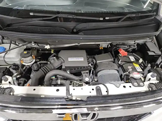 ホンダ Ｎ ＢＯＸ カスタム G L ターボ ホンダセンシング 愛媛県 2018(平30)年 4.2万km プラチナホワイトパール 〇純正８インチナビ/〇フルセグTV/〇バックカメラ/〇フリップダウンモニター/〇ビルトインETC/〇ドライブレコーダー/〇パワースライドドア（両側）/〇ホンダセンシング/・衝突軽減ブレーキ/・誤発進抑制機能/・アダプティブクルーズコントロール/〇LEDヘッドランプ/〇オートライト/〇純正15インチアルミ/〇オートエアコン/〇革巻きステアリング/〇パドルシフト/〇ステアリングスイッチ/〇合皮/ファブリックコンビシート/〇シートカバー取付け/〇スマートキーシステム/〇ターボ/〇禁煙車