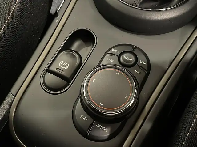 ＭＩＮＩ ミニ クロスオーバー クーパー D 愛知県 2018(平30)年 6.6万km グレーⅡ ペッパーＰＫＧ　/純正ナビ　/Ｂｌｕｅｔｏｏｔｈ　/Ｂカメラ　/インテリジェントセーフティー　/ＡＣＣ　/パワーバックドア　/オートワイパー　/オートライト　/ドライブレコーダー　/ミラー型ＥＴＣ　/コーナーセンサー/HID/プッシュスタート/アイドリングストップ